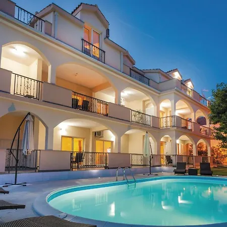 3 Bedroom Cozy In Kastel Stafilic *