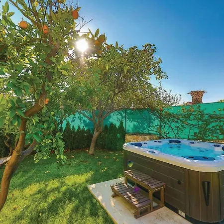 Stunning In Kastel Stafilic Kaštela